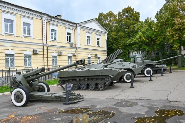 旧ソ連の国で使用されている砲兵と装甲車 — ストック写真