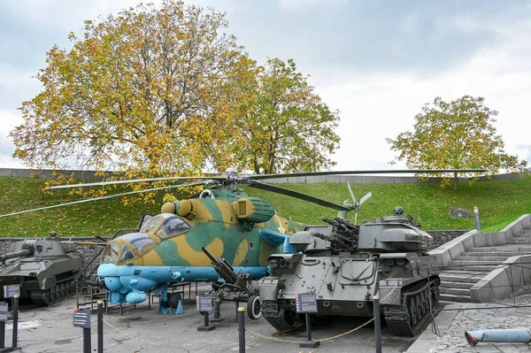 ヘリコプターと旧ソ連の国でサービスを提供している防空複合施設 — ストック写真