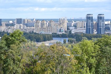 Kyiv şehrindeki konut binalarının ve Dinyeper nehrinin en üst manzarası 