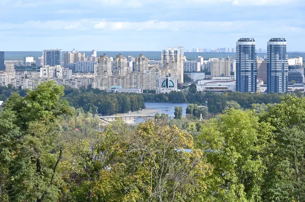 基辅市住宅建筑和第聂伯河的俯瞰图 — 图库照片