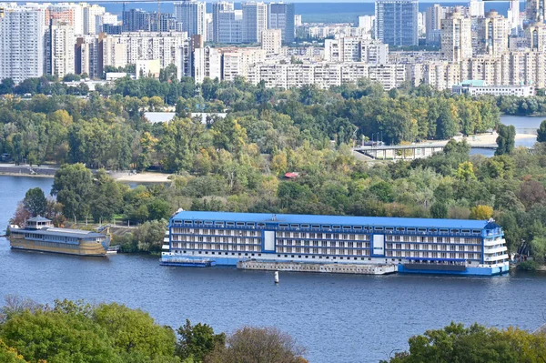 基辅第聂伯河上的旅馆 — 图库照片