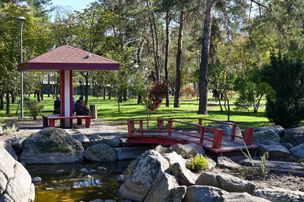 Kyoto, Kyiv şehrinin kenar mahallelerine park eder. 