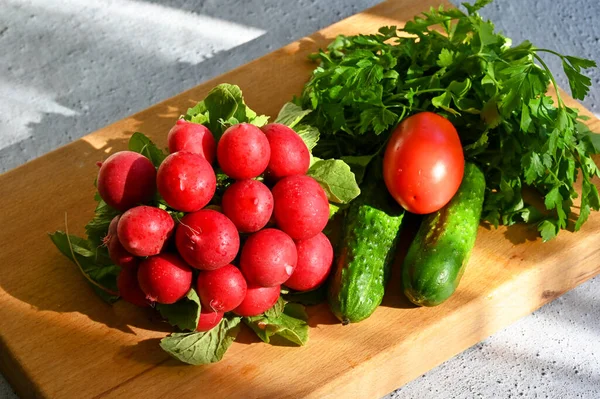 Solens Strålar Lyser Upp Grönsakerna Som Ligger Bordet — Stockfoto