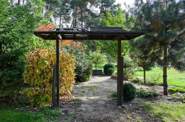 Kyiv şehrindeki botanik bahçesindeki Japon parkının kapısı. 