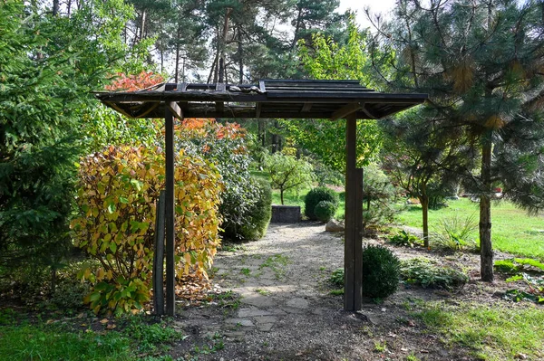 キエフ市内の植物園の日本庭園への扉 ストック画像