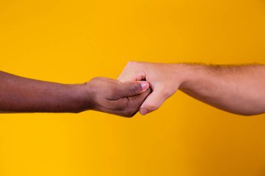 Afro-Amerikan ve Kafkas erkeklerin elleri.