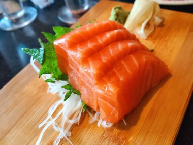 Taze kesilmiş somon balığı.