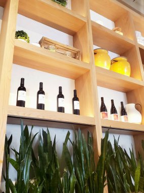 Şarap, sarı ve yeşil dekor.