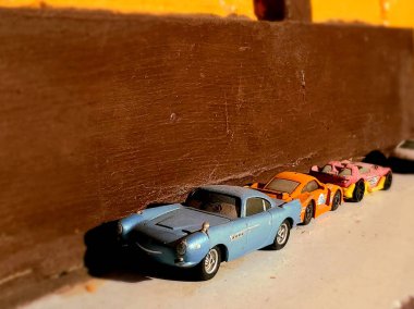 Şehirdeki eski araba.