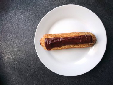 Karamelli ve fındıklı çikolatalı kek.