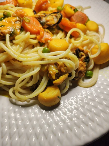 Sebzeli, makarnalı ve peynirli lezzetli spagetti-deniz ürünleri..