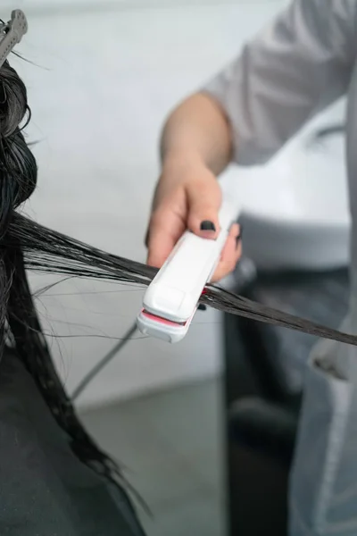 Cosmetólogo Trata Cabello Del Paciente También Endereza Cabello Usando Luz — Foto de Stock