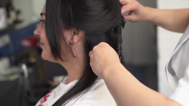 Der Friseur Wickelt Die Haare Mit Einem Lockenstab Schwarze Haare — Stockvideo