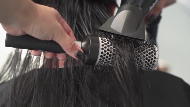 Esteticista Seca Cabeça Com Uma Toalha Cliente Pia Cabelo Preto — Vídeo de Stock