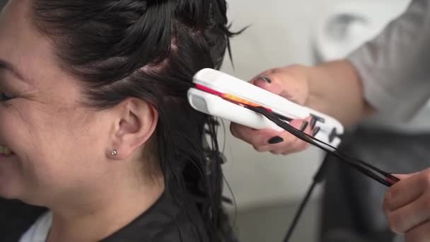 Kosmetolog Ošetřuje Pacientovy Vlasy Také Narovnává Vlasy Pomocí Ultrafialového Světla — Stock video