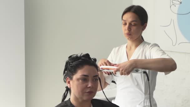 Cosmetologista Trata Cabelo Paciente Também Endireita Cabelo Usando Luz Ultravioleta — Vídeo de Stock