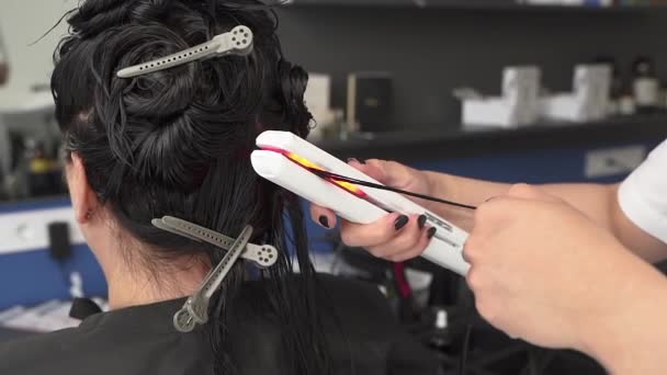 Cosmétologue Traite Les Cheveux Patient Redresse Également Les Cheveux Utilisant — Video