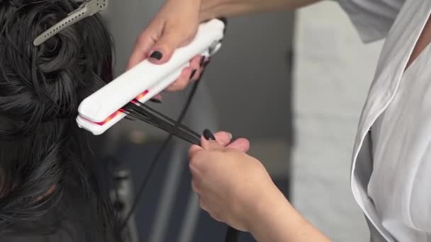 Κοσμητολόγος Θεραπεύει Μαλλιά Του Ασθενούς Και Επίσης Ισιώνει Μαλλιά Υπεριώδες — Αρχείο Βίντεο