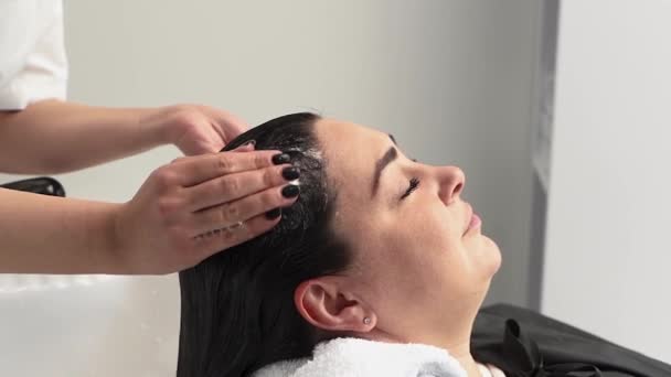 Cosmetologist Lava Cabeça Menina Com Xampu Novos Procedimentos Cabelo Preto — Vídeo de Stock