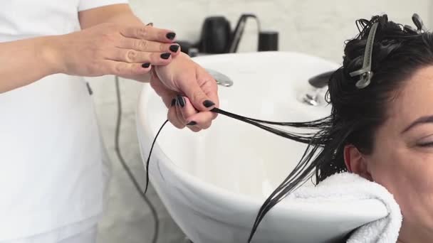 Esteticista Aplica Una Máscara Cabello Peinando Pelo Negro Paciente Más — Vídeos de Stock