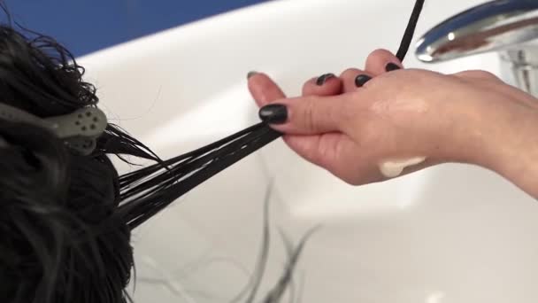 Güzellik Uzmanı Maske Takıyor Saçında Hastanın Siyah Saçlarını Tarıyor Artı — Stok video