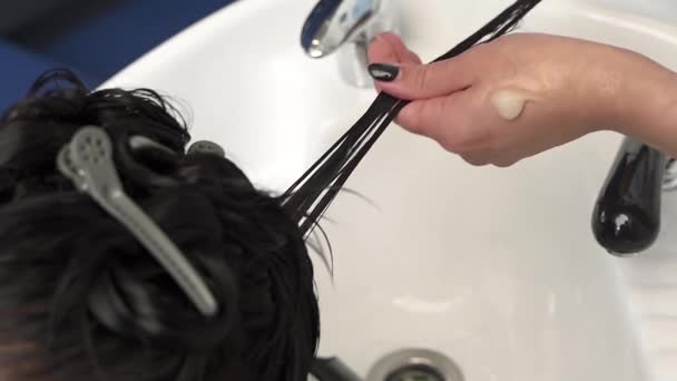 Esthéticienne Applique Masque Sur Ses Cheveux Peigner Les Cheveux Noirs — Video