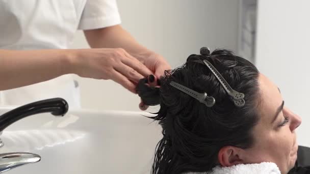 Esteticista Aplica Una Máscara Cabello Peinando Pelo Negro Paciente Más — Vídeos de Stock