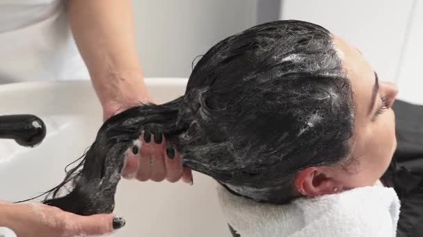 美容师用洗发水洗头 以便进一步检查 黑头发加尺寸 — 图库视频影像