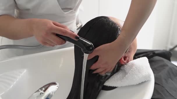 Kozmetik Uzmanı Ameliyatlar Için Kızın Kafasını Şampuanla Yıkar Siyah Saçlı — Stok video
