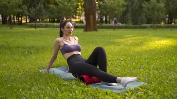 Una Muchacha Aire Libre Parque Entra Para Los Deportes Top — Vídeo de stock