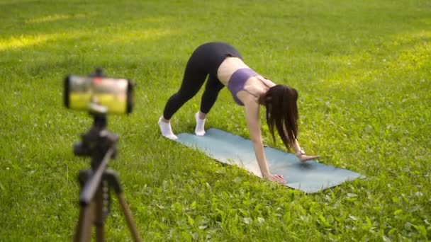 Flicka Utomhus Parken Går För Sport Sport Lila Topp Svarta — Stockvideo