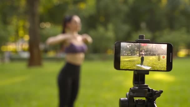 Egy Lány Parkban Sportolni Megy Egy Sport Lila Felsőben Fekete — Stock videók