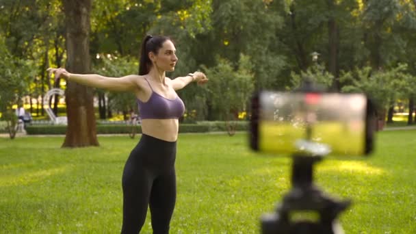 Una Ragazza All Aperto Nel Parco Entra Sport Top Sportivo — Video Stock