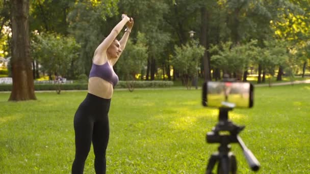 Uma Menina Livre Parque Entra Para Esportes Esporte Top Roxo — Vídeo de Stock