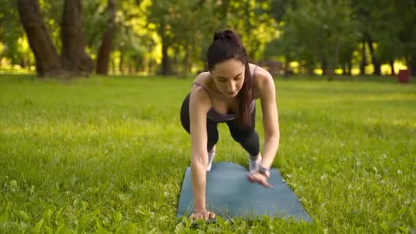 Flicka Utomhus Parken Går För Sport Sport Lila Topp Svart — Stockvideo