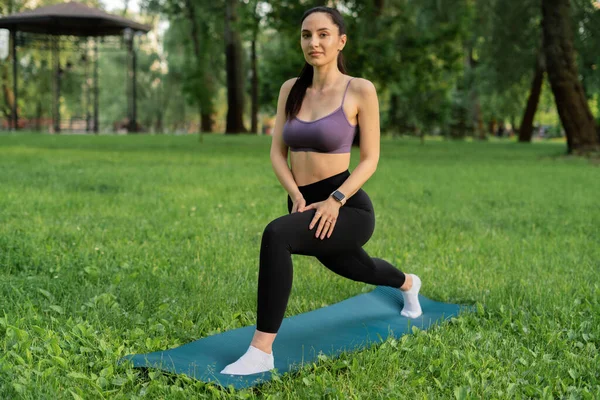 Una Ragazza All Aperto Nel Parco Entra Sport Top Sportivo — Foto Stock