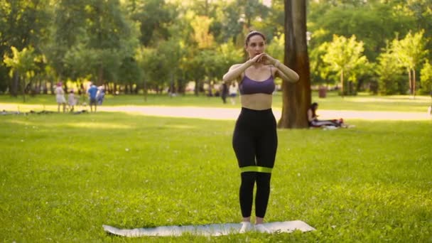 Uma Menina Livre Parque Entra Para Esportes Esporte Top Roxo — Vídeo de Stock