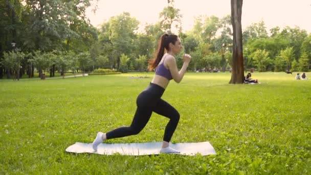 Uma Menina Livre Parque Entra Para Esportes Esporte Top Roxo — Vídeo de Stock