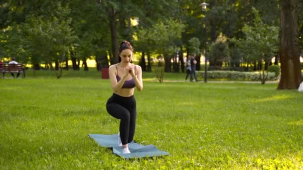 Una Muchacha Aire Libre Parque Entra Para Los Deportes Top — Vídeo de stock