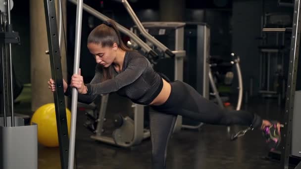 Atlet Gadis Getar Kakinya Pada Simulator Gym Latar Belakang Gelap — Stok Video