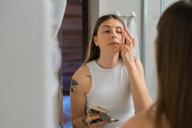 Kız banyoda güzellik tedavisi yapıyor.