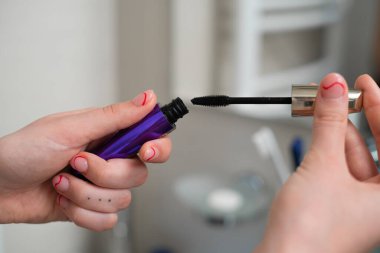 Kız banyoda güzellik tedavisi yapıyor.