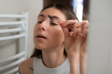 Kız banyoda güzellik tedavisi yapıyor.