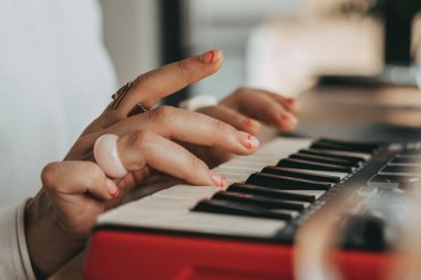 Midi klavyesinde müzik oluşturma yavaş çekim