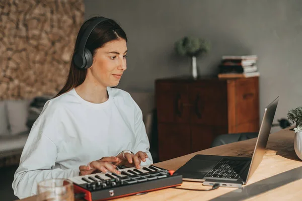 kız yaratmak ve dinlemek gri kulaklıklarla müzik