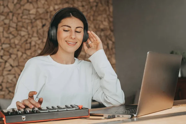 kız yaratmak ve dinlemek gri kulaklıklarla müzik