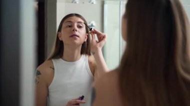 Kız yürümeden önce makyaj yapıyor.