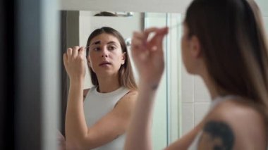 Kız yürümeden önce makyaj yapıyor.