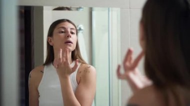 Kız yürümeden önce makyaj yapıyor.