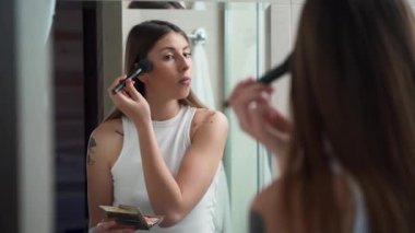 Kız yürümeden önce makyaj yapıyor.